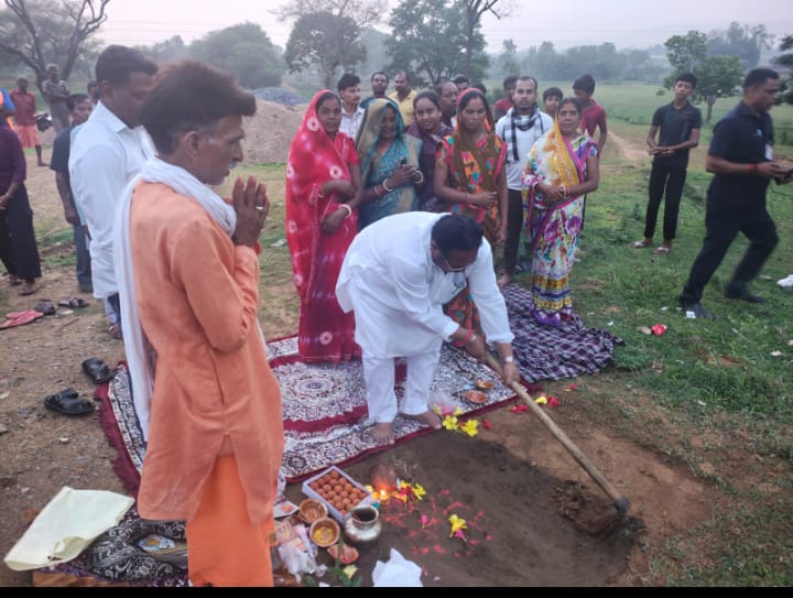 लुण्ड्रा विधान में बह रहीविकास की बयार विधायक प्रबोध मिंज ने आज किया 15 लाख के विकास कार्यों का किया भूमि पूजन